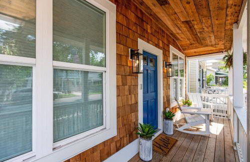 Downtown | Gorgeous | Pet Friendly! - Photo 14