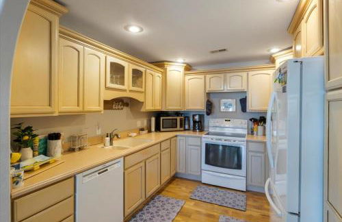 Lakefront Family Retreat w/ Views, Boat Slip - Foto 11