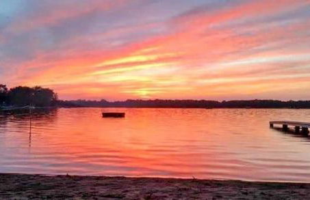 Stunning Lake Home w arcade and huge deck - Foto 1