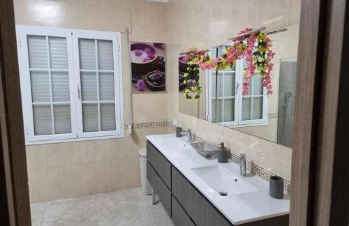 Casa amplia, piscina privada, 4 dormitorios y playa cercana - Foto 19