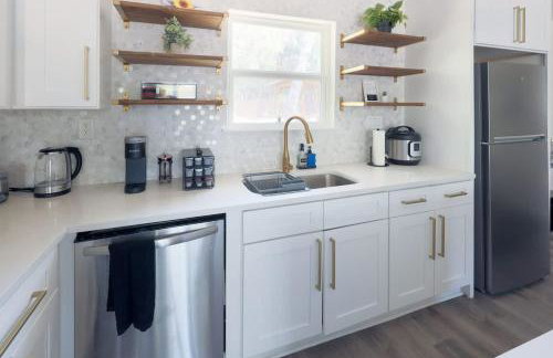 Manchaca Meadows Mini Villa Pool & Spa 20 min DT - Photo 3