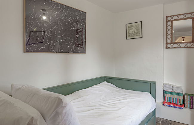 Stunning 2BD in the Heart of Malmesbury - Photo 3