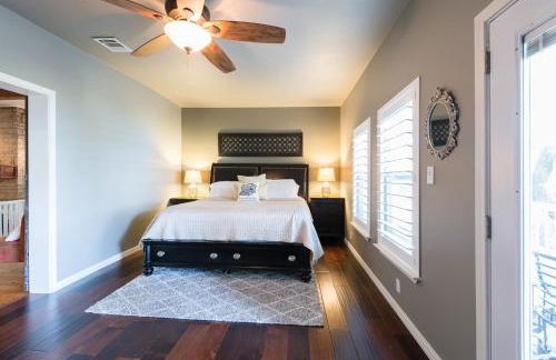 Remodeled Historic Lakefront Gem Overlooking Lake Travis and Jones Brothers Park *Great for Families and Groups* - Foto 7