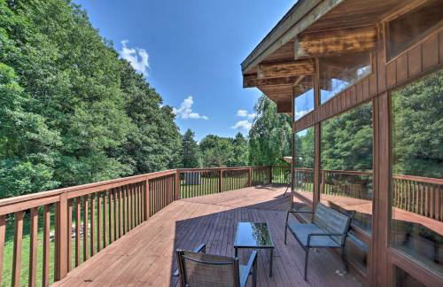 Grand Escape w/ Deck, Game Room, Nature View! - Foto 32