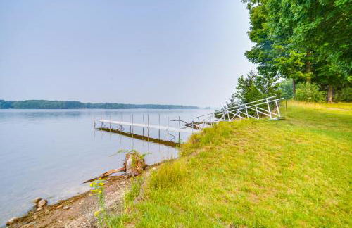 Custom-Built Lakefront Cottage with Spacious Yard! - Foto 29