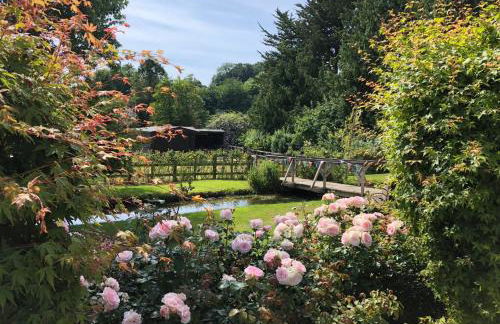 Stylish 1-bed Cottage Escape in Piddlehinton - Photo 21