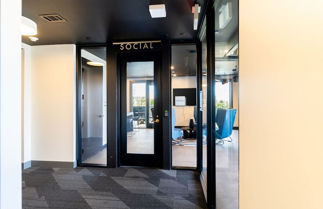 Lindsley by Avantstay Balcony Modern Design A Downtown Location - Photo 25