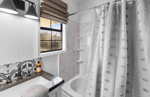 Southern Magnolia House with Porch Swing - Foto 18