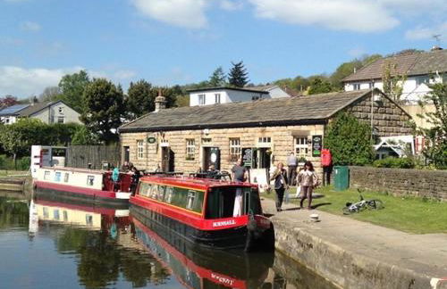 Canalside walks Riddlesden Local to Skipton Ilkley Haworth & Keighley Worth Valley Railway - Foto 56