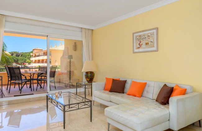 2 bedroom Apartment in Marbella with swimming pool and garden - Photo 4