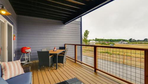 Columbia River Views Spacious Hammond Getaway! - Photo 2