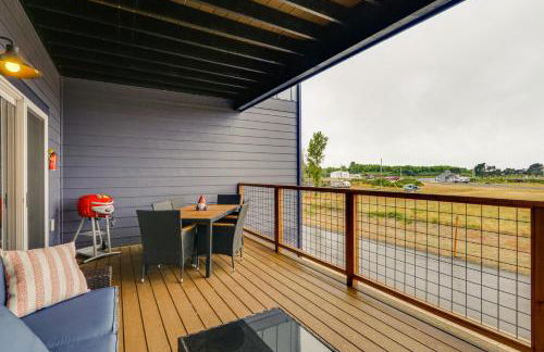 Columbia River Views Spacious Hammond Getaway! - Photo 2