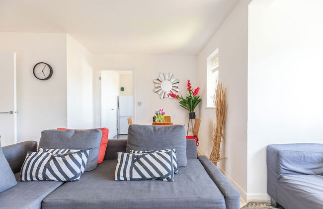 Skyline Haven Modern 2BR w/ Free Parking & 4kTV - Photo 35