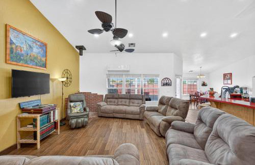 4BR Desert Oasis near Valley and Vegas - Foto 9