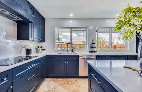 Stunning Lake House with a Pool and Hot Tub - Photo 3