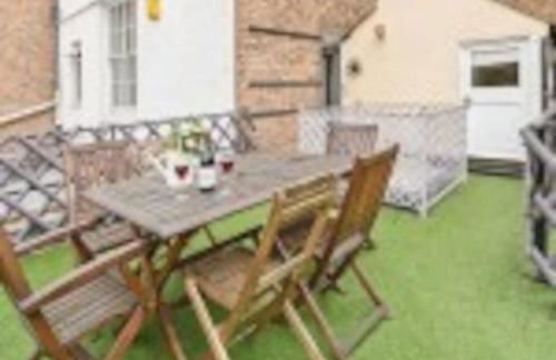 Crescent Cottage, sleeps 8, pet friendly - Photo 25