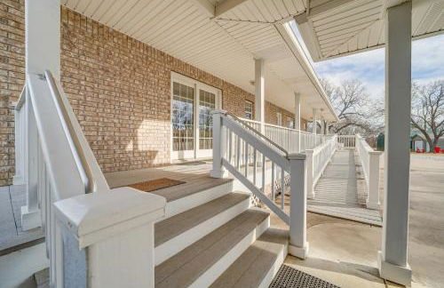 Game Room and Large Yard Vinita Farmhouse! - Foto 23