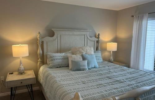 NEW LISTING! Centrally Located with Pool and Beach Views - Foto 17