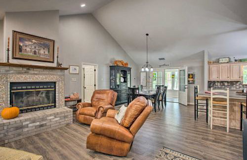 Holly Lake Retreat w/ 2 Community Pools & Yard - Foto 4