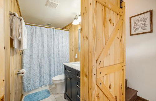 Quaint Loft Cabin w Hot Tub, FirePit, Deck & Grill - Foto 21