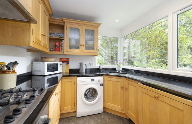 JOIVY 3-Bed Meadows Flat Near Castle & Royal Mile - Photo 10