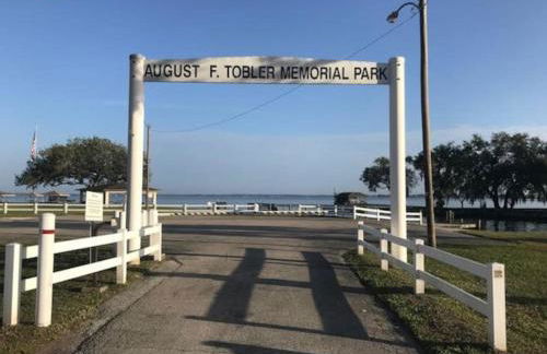 Beautiful Home across the street from Lake June! - Foto 29