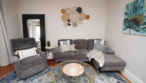 Charming Downtown Gem. 2 minutes to Salem. Workspace Included - Photo 2