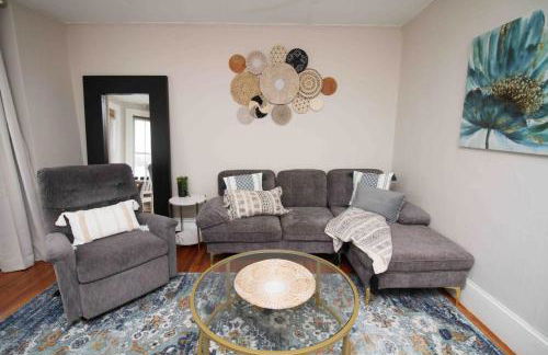 Charming Downtown Gem. 2 minutes to Salem. Workspace Included - Photo 2