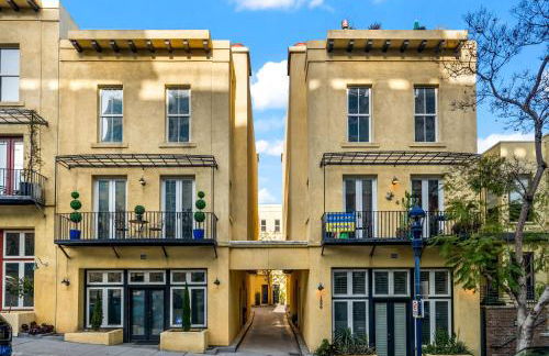 City Lights and Rooftop Nights by Rather Be Properties - Foto 48