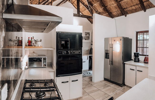 Serene Thatched Roof Retreat in Faerie Glen, Pretoria - Foto 16