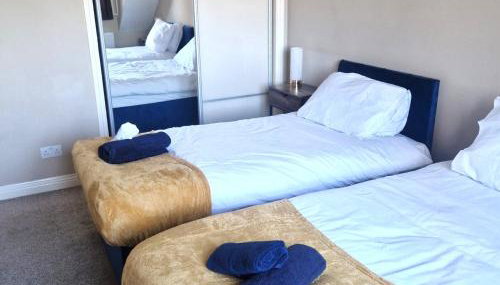 4 Bedroom Group Stay, 3 Bathrooms, Easy Parking - Foto 5