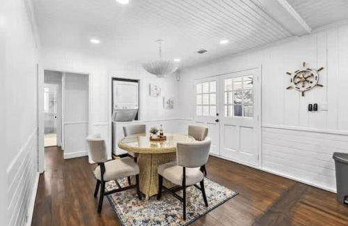 Chic Modern Cottage Near Downtown and Beaches Family - Photo 18