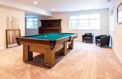 Luxurious 4BR Retreat - Pool Table & Chic Amenities - Photo 15
