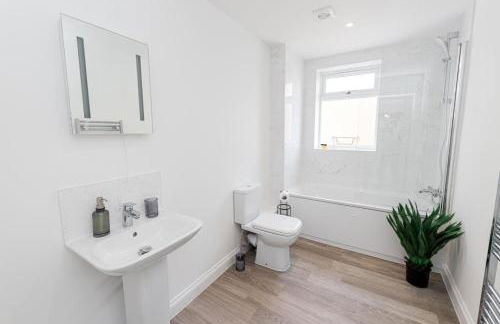 LOOKOUT by BOURNECOAST - A Stylish Flat with a Balcony, SEA GLIMPSES and Parking- Just a 10 Minute Walk to the Sandy Beaches - FM8405 - Photo 27