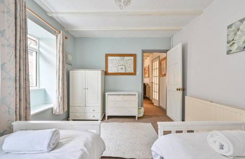 Polean Farm Old Farmhouse - With Large Jacuzzi, Games Room, Near the Sea and with Free Access to a Nearby Pool - Foto 32