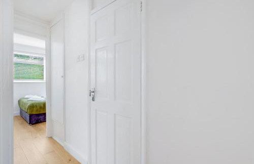 Luxury 5 BDR 2 BA House with Parking in Sandhurst By 360Stays - Photo 77