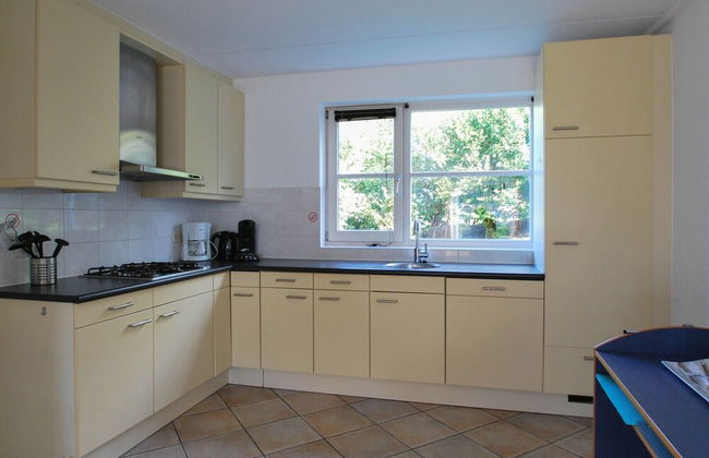 Thatched Villa With Bath in a Holiday Park - Foto 8