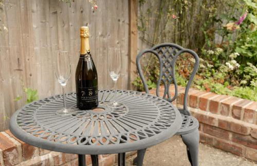 Charming Cottage close to Chester Garden Parking - Photo 26