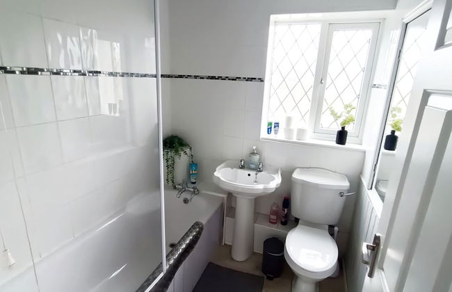 Cozy 3-Bed Family Home with Free Parking - Foto 46