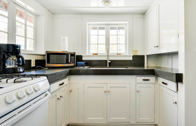 Charming Catalina Gem w/ Deck: Walk to the Beach - Foto 49