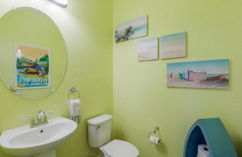 Beachy condo in Artesia with pool, gym and pickleball - Foto 17