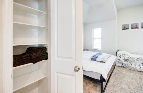 Meticulously-maintained 3-BR Townhouse w/ Backyard ~ Double-Story! - Foto 31