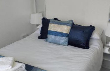 2 Bed Chalet Sleeps 4- Parking, Garden, Near Beach - Foto 29