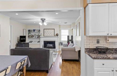 Modern Memphis Retreat - Sleeps 7 - Fireplace - Foto 21