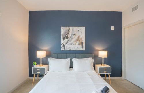 Modern 2BD DT - Balcony, Gym, W-D, Parking - Sleeps 8 - Photo 28