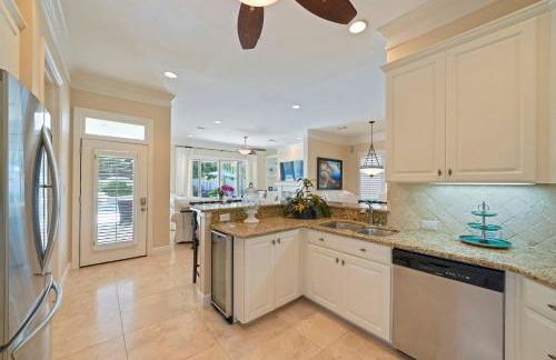 Tropical Dreams by the Sea - Vacation Home with Private Pool & Close Proximity to Beach - Foto 14