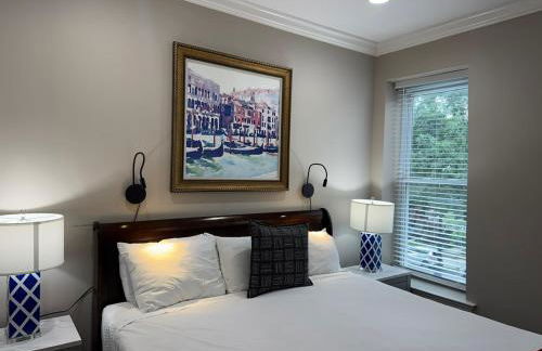 Classy Victorian Brownstone Subway Shopping - Photo 23