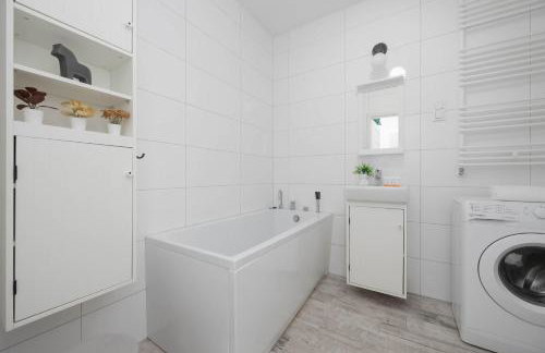 Jasny Apartament z Tarasem i Parkingiem by Noclegi Renters - Foto 5