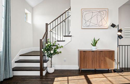 Stylish 4BR Lake House - Foto 8