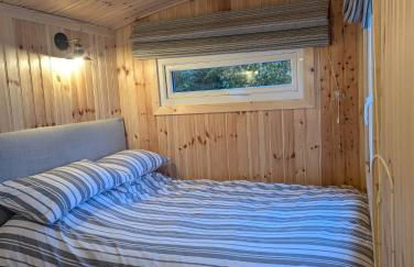 The Swallow Shepherds Hut at Bee Happy Breaks Scotland - Photo 11